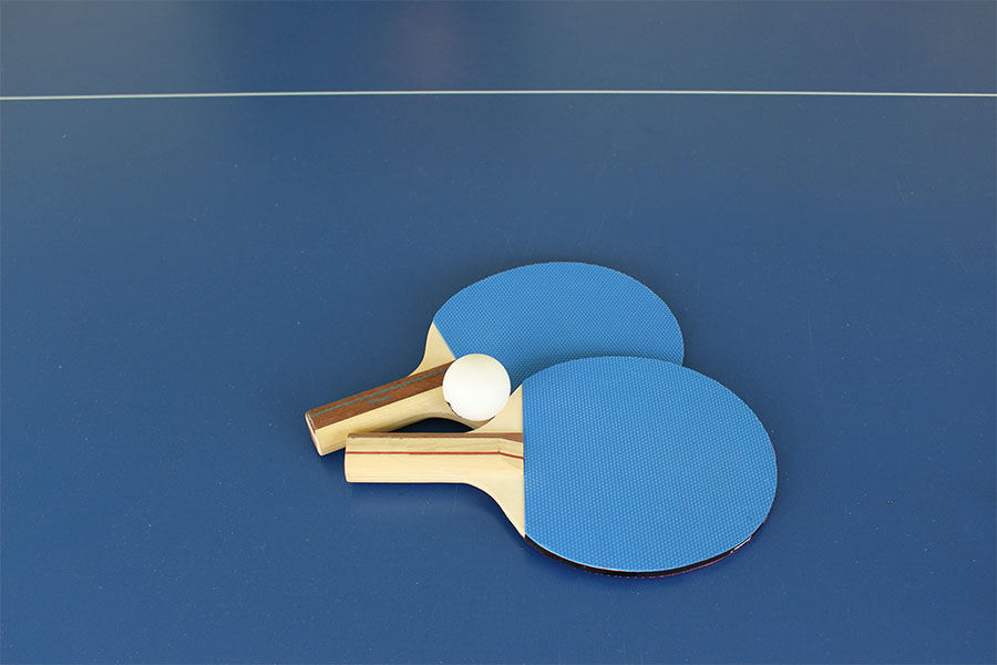 raquettes de tennis de table posées sur la table