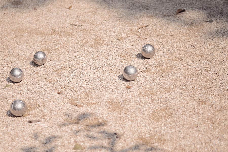 boules de pétanques sur un terrain